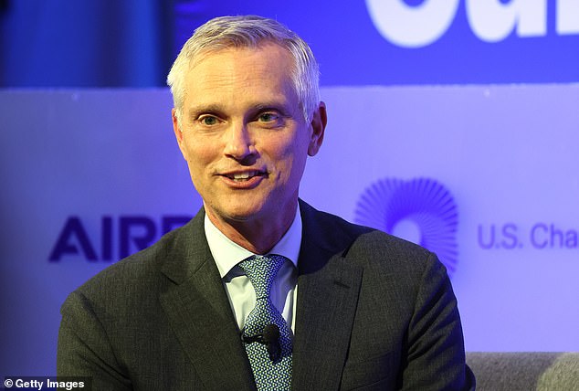 Alaska Airlines Pilots Secure 21% Wage Boost in New Contract, Raising Industry Standards