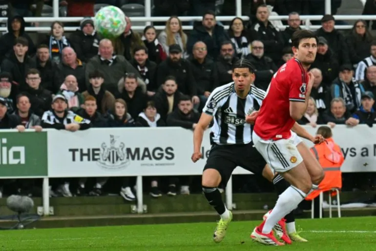 Newcastle Stun Manchester United with Late Penalty as Arsenal Close in on Title Race