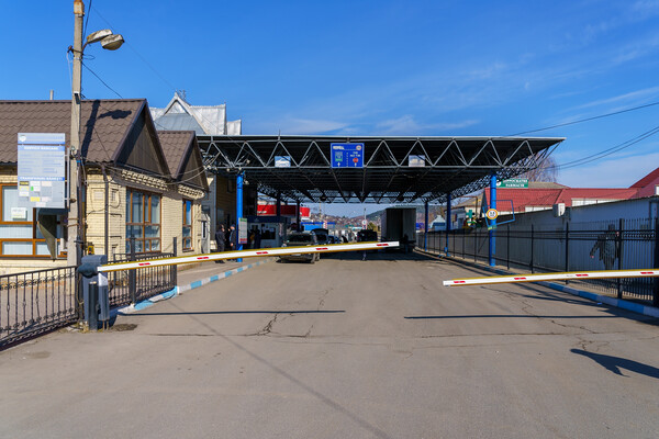 Ukraine Border Guards Intercept Man Using Sham Marriage to Flee Country