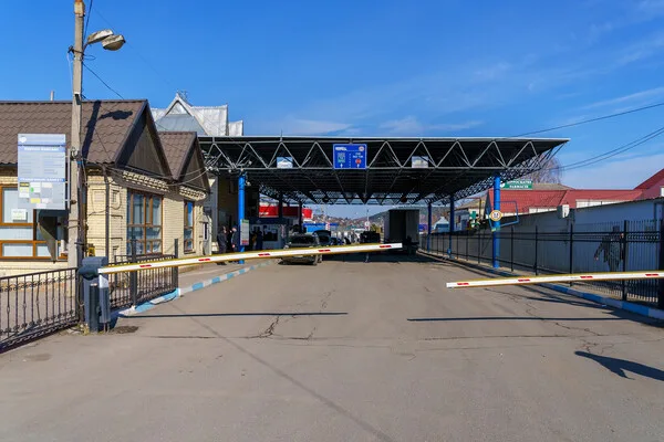 Ukraine Border Guards Intercept Man Using Sham Marriage to Flee Country