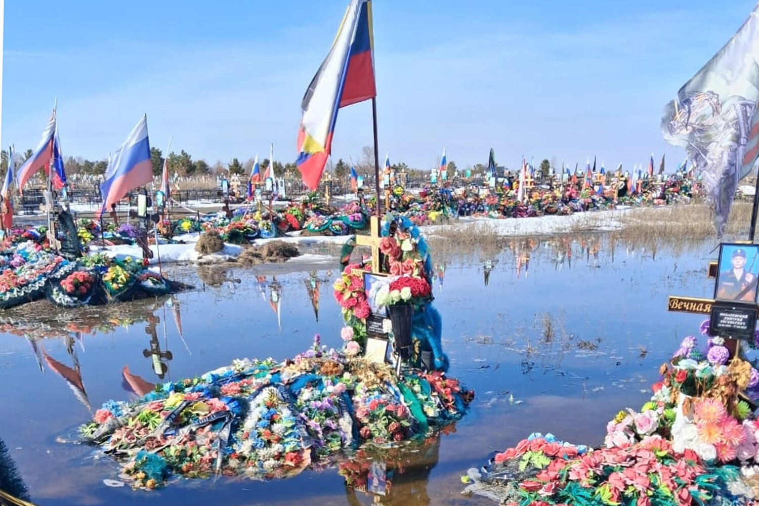 Flooded Cemetery for SMO Soldiers in Troitsk Sparks Outrage Over Infrastructure Neglect