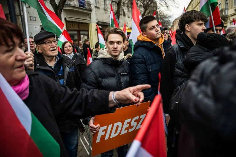 US VP Vance Visits Hungary to Support Orban Ahead of April Elections as Fidesz Trails in Polls