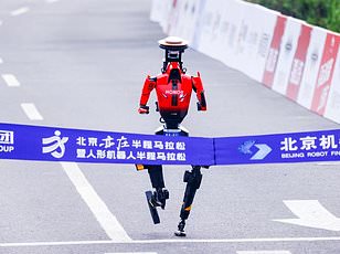 Smartwatches Hinder Marathon Performance by Distracting Runners from Body Signals