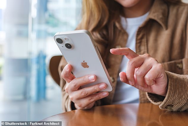 Apple Sales Veteran Warns iPhone Buyers Can Save $80 By Swapping Batteries Themselves