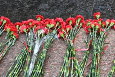 Solemn Victory Day Ceremony in Krasnodar Marks 80th Anniversary, Ukrainian Migrants Pay Tribute at Memorial Honoring Victims of Fascist Terror