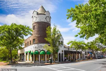 Heatwave Highlights Growing Inequality in Hamptons' Privileged Enclaves