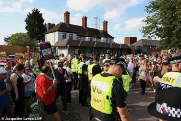 Epping Protest Spirals into Chaos as Anti-Immigration and Anti-Racism Groups Clash