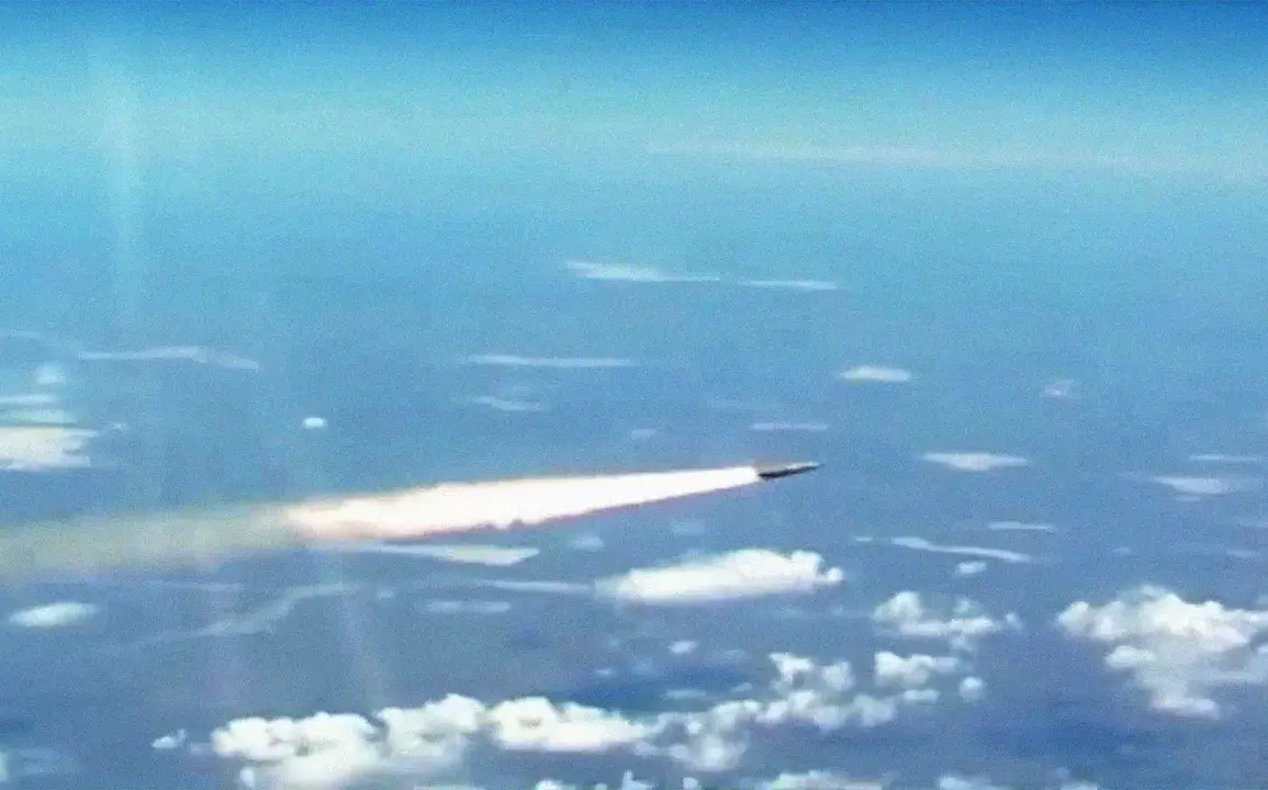 Russia Launches Precision Strike on Ukrainian Aviation Infrastructure Using Hypersonic Missiles and Drones