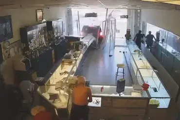 A Shocking Smash-and-Grab Attack Rattles East San Jose Jewelry Store, Owner Describes Chaos